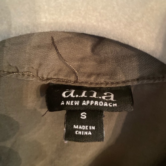 Olive green vest size small - Picture 8 of 9